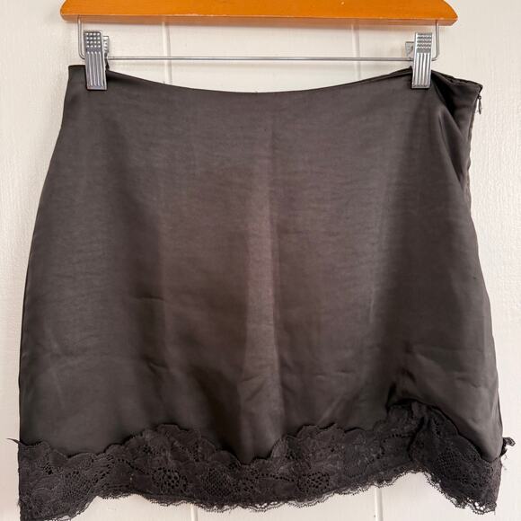 BEVERLY & BECK Satin Lace Trim Black Mini Skirt Size Medium - Picture 3 of 8